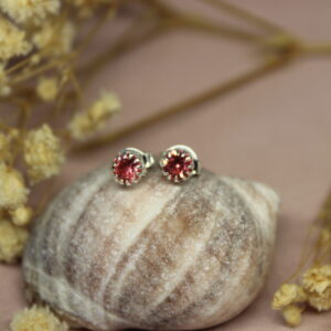 Aros pegados rosa.