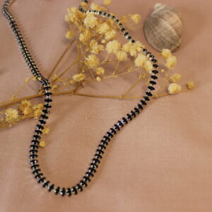 Collar Ariana Grande negro scaled