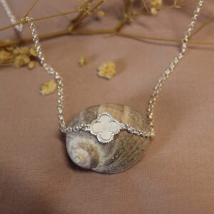 Collar Van Cleef plateado.