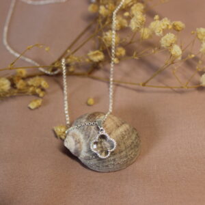 Collar Van Cleef transparente.