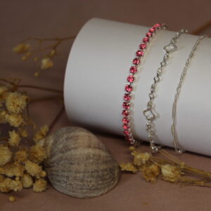 Pulseras variadas.