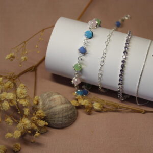 Pulseras variadas.